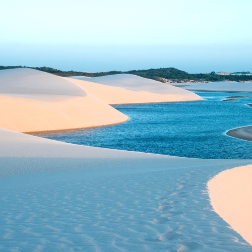Deze woestijn telt honderden diepblauwe lagunes