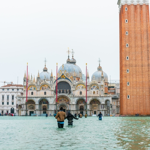Venetië staat volledig onder water en zo ziet dat eruit