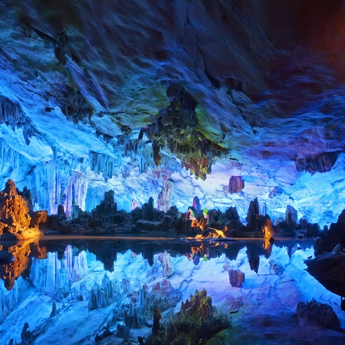 Deze grot wordt het kunstpaleis van de natuur genoemd