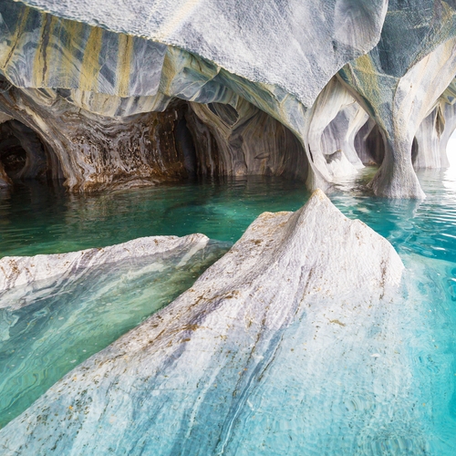 Deze bizarre marmeren grotten in Patagonië veranderen van kleur