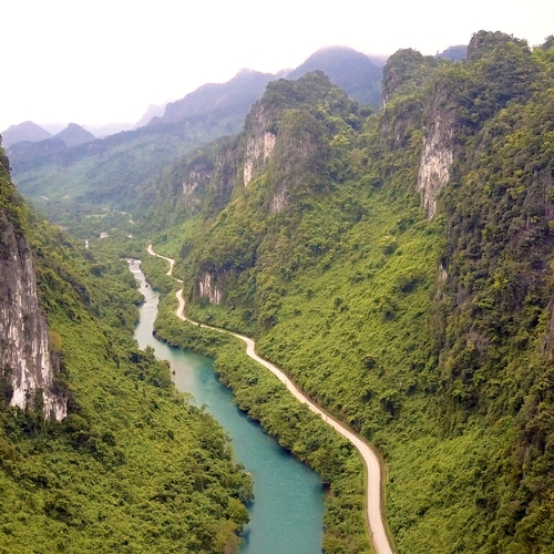 In deze Vietnamese jungle bewonder je kolossale grotten en ondergrondse rivieren