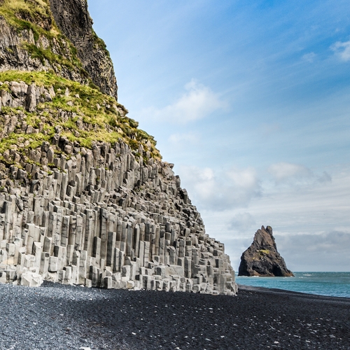 Afbeelding van IJslands prachtige rotsformatie met een gevaarlijk randje